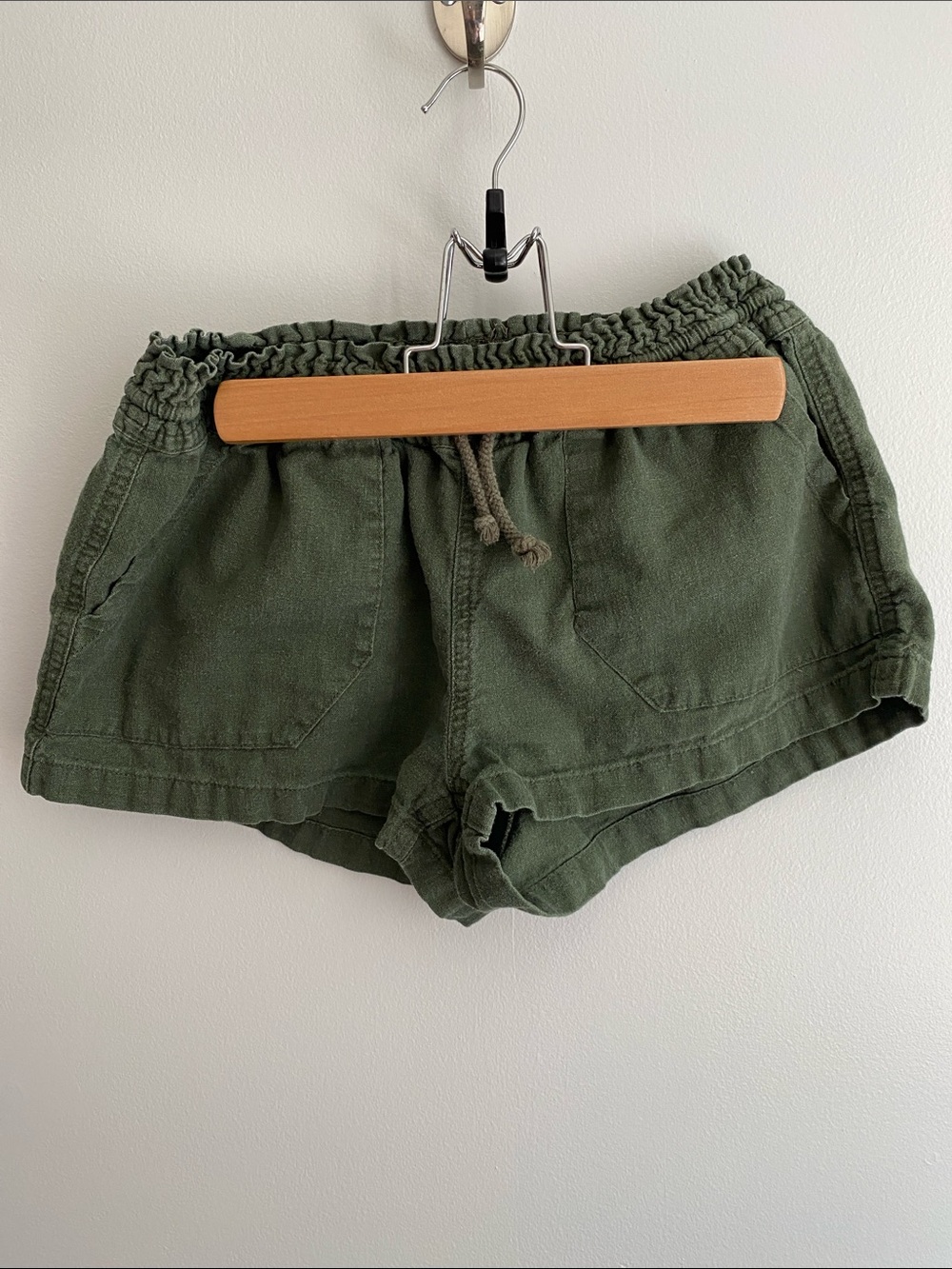 Revamped Olive Green Drawstring Casual Linen Blend Shorts. Size M
